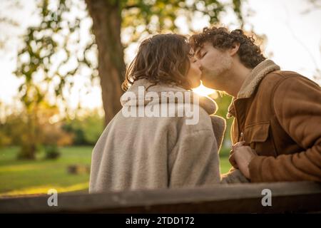 Porträt eines glücklichen Liebespaares im Park. Mann und Frau küssen sich. Stockfoto