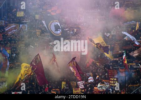 Bologna, Italien. Dezember 2023. AS Roma Supporters beim Spiel Bologna FC vs AS Roma, italienische Fußball Serie A in Bologna, Italien, 17. Dezember 2023 Credit: Independent Photo Agency/Alamy Live News Stockfoto