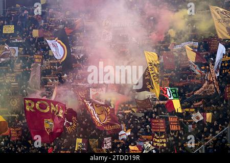 Bologna, Italien. Dezember 2023. AS Roma Supporters beim Spiel Bologna FC vs AS Roma, italienische Fußball Serie A in Bologna, Italien, 17. Dezember 2023 Credit: Independent Photo Agency/Alamy Live News Stockfoto