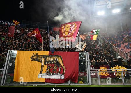 Bologna, Italien. Dezember 2023. AS Roma Supporters beim Spiel Bologna FC vs AS Roma, italienische Fußball Serie A in Bologna, Italien, 17. Dezember 2023 Credit: Independent Photo Agency/Alamy Live News Stockfoto