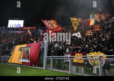 Bologna, Italien. Dezember 2023. AS Roma Supporters beim Spiel Bologna FC vs AS Roma, italienische Fußball Serie A in Bologna, Italien, 17. Dezember 2023 Credit: Independent Photo Agency/Alamy Live News Stockfoto