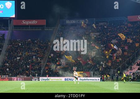 Bologna, Italien. Dezember 2023. AS Roma Supporters beim Spiel Bologna FC vs AS Roma, italienische Fußball Serie A in Bologna, Italien, 17. Dezember 2023 Credit: Independent Photo Agency/Alamy Live News Stockfoto