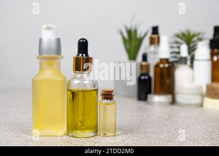 Natürliche Öle für Haar- und Hautpflege. Kosmetik in Gläsern, umweltfreundliche Produkte. Stockfoto