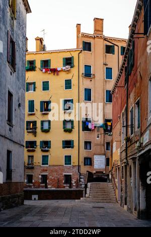 Venedig, Italien - 22. Juni 2023: Brücke am Eingang zum Ghetto Nuevo im Ghetto-Viertel. Stockfoto