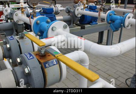 Absperrventile und Gasverteilungsleitungen an einer Autotankstelle Stockfoto