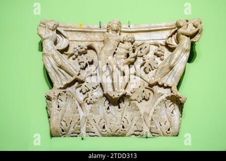 Kapitalwert. 3. Jahrhundert n. Chr., Lunense- und Pavonazzetto-Marmor - dieses architektonische Fragment hat eine extrem originelle Komposition und war wahrscheinlich Teil eines Denkmals. Es gibt eine interessante Hypothese, dass es Teil der Inneneinrichtung des sogenannten Tempels der Minerva Medica war. Das Zentrum der Hauptstadt ist mit einem betrunkenen Dionysos geschmückt, der von einem Satyr gehalten wird - Museo Centrale Montemartini, Rom, Italien Stockfoto