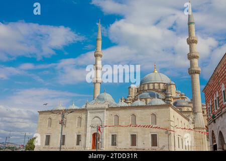 Die neue Moschee, auch bekannt als Yeni Cami, dominiert die Skyline von Istanbul im Bezirk Eminonu. Das Gebäude wurde 1665 fertiggestellt und verfügt über ein großes Zentrum Stockfoto
