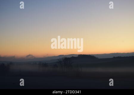 Sonnenaufgang auf gefrorenem Land in der Eifel Stockfoto