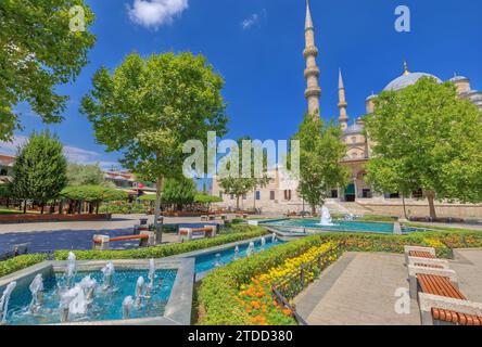 Aus der Ruhe eines Parks mit einem Brunnen des ägyptischen Basars erwacht die neue Moschee von Istanbul, deren elegante Minarette und kunstvolle Kuppeln erschaffen Stockfoto