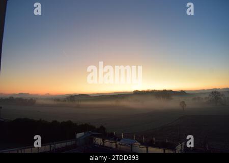 Sonnenaufgang auf gefrorenem Land in der Eifel Stockfoto