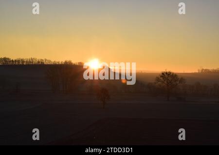 Sonnenaufgang auf gefrorenem Land in der Eifel Stockfoto