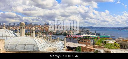 Istanbul Panorama von der Suleymaniye Moschee der Stadt in der Türkei. Große osmanische Kaisermoschee, entworfen von Mimar Sinan. Im Auftrag von Suleiman Stockfoto