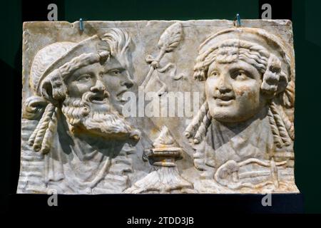 Relief mit Theatermasken - Rom Domus des Fulvius Plautianus, erste Hälfte des 1. Jahrhunderts n. Chr., Lunense Marmor - Dekorative Elemente, die auf das Theater anspielten, waren in römischen Gärten sehr beliebt - Museo Centrale Montemartini, Rom, Italien Stockfoto