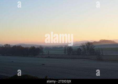 Sonnenaufgang auf gefrorenem Land in der Eifel Stockfoto