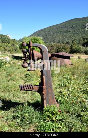 Klassische oder alte Holzklammer zum Halten von Baumstämmen oder Baumstämmen und rostigem Kessel in einem verlassenen Sägewerk im La Martre Var Provence Frankreich Stockfoto