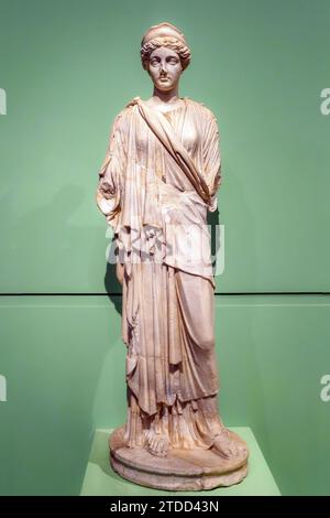 Statue einer weiblichen Gottheit - 1. Jahrhundert n. Chr., Kopie eines griechischen Prototyps, griechischer Inselmarmor - die Göttin kann vielleicht mit Hera identifiziert werden, aufgrund des Diadem in ihrem Haar - Museo Centrale Montemartini, Rom, Italien Stockfoto