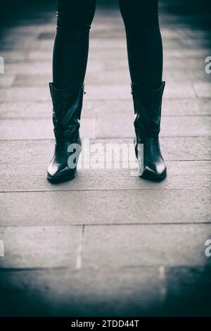 Frau in hohen Lederstiefeln Stockfoto