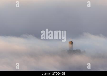 Königsteiner Burgen im Nebel die Burgruine Königstein ragt am Morgen aus einer Nebeldecke., Königstein Hessen Deutschland *** Königsteiner Burgen im Nebel die Ruine Königstein Schloss Königstein ragt morgens aus einer Nebeldecke auf , Königstein Hessen Deutschland Stockfoto