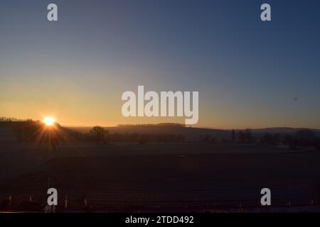 Sonnenaufgang auf gefrorenem Land in der Eifel Stockfoto