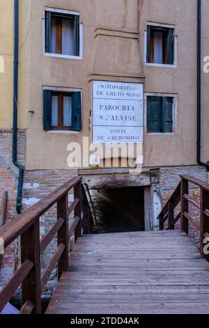 Venedig, Italien - 22. Juni 2023: Brücke am Eingang zum Ghetto Nuevo im Ghetto-Viertel. Stockfoto