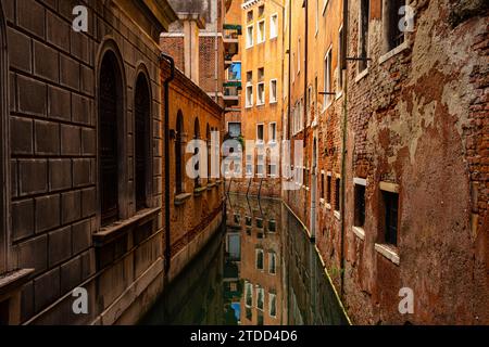 Wohngebäude und einer der vielen Kanäle mit Reflexion in Venedig, Italien Stockfoto