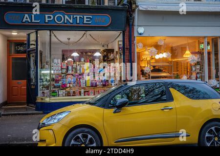 Weihnachtsgeschäft In Pontcanna Cardiff. Italienische Delikatessen. Winternachmittag. Stockfoto