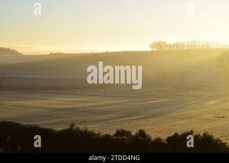 Sonnenaufgang auf gefrorenem Land in der Eifel Stockfoto