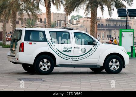 Dubai, vereinigte arabische emirate - 28. Oktober 2022 dubai Polizeiauto in Nahaufnahme während der Patrouille Stockfoto