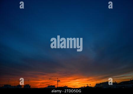 Hochauflösendes, wunderschönes Panoramabild eines bewölkten Sonnenuntergangs - Israel Stockfoto