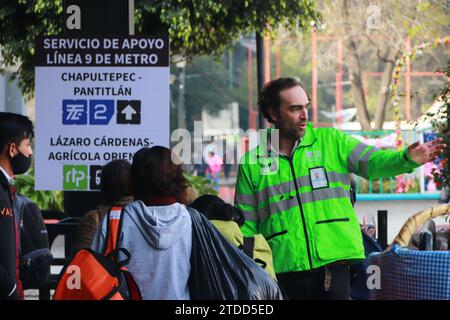 Nicht exklusiv: 17. Dezember 2023 in Mexiko-Stadt, Mexiko: Personen reisen mit dem vorläufigen kostenlosen Metrobus-Service nach Schließung der U-Bahn-Linie 9 der t Stockfoto