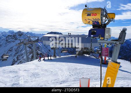 Wintersport auf der Kunstschnee-Piste bei der Parsenn Sesselbahnstation, Davos, Graubünden | kunstschneeparadies für Ski- und Snowboarder at Stockfoto
