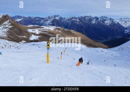 Davos: Der alljährliche Winterspass hat wieder begonnen. Die meisten Skigebiete sind schon (am Wochenende) offen wie hier auf der Parsenn | Ski and Stockfoto