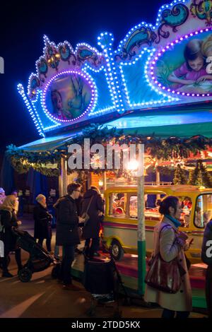 DÜSSELDORF, DEUTSCHLAND-15. Dezember 2023: Nacht farbenfrohe Atmosphäre des Weihnachtsmarktes in Düsseldorf, die weihnachtsthemen dekorierten Sitzecken im alten Raum Stockfoto