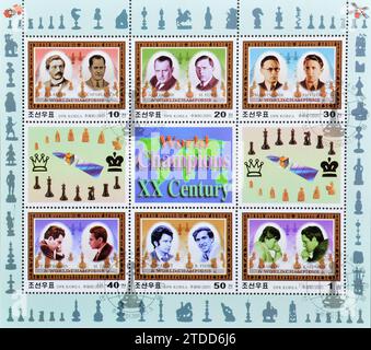 Souvenirbogen mit gestempelter Briefmarke, gedruckt von Nordkorea, auf dem die Weltmeister im Schach im 20. Jahrhundert, um 2001 gezeigt werden. Stockfoto