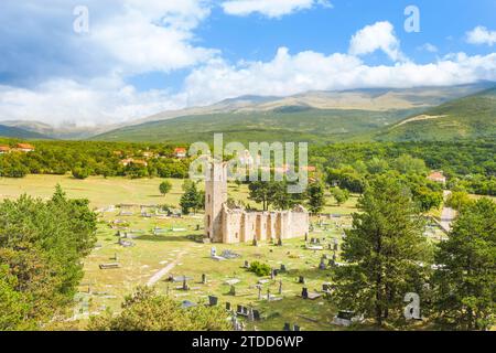 Historische mittelalterliche Kirche der Heiligen Erlösung Ruinen in Cetina Region, Kroatien Stockfoto