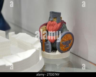 Kunst Buntes Objekt 3D gedruckt aus geschmolzenem Kunststoff. Modell erstellt 3D-Drucker Nahaufnahme. Neue Innovationen moderne 3D-Drucktechnologien. Additive progressive Technologie. 3D-Modellkonstruktion Stockfoto