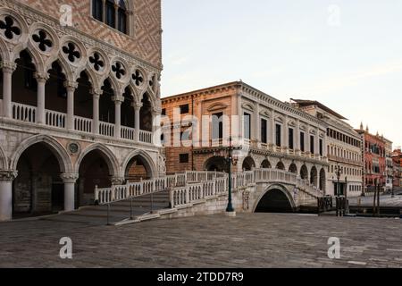 Venedig, Italien - 22. Juni 2023: Ponte della Paglia oder Strohbrücke in Venedig. Stockfoto