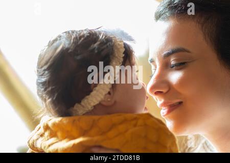 Mutter hält ihr neugeborenes Baby girl Stockfoto