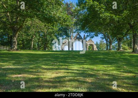 Shobdon Aches thront auf einem Hügel, bestehend aus Kanzelbogen und Türen aus einer ursprünglichen normannischen Kirche aus C1135, Shobdon Herefordshire UK. Stockfoto