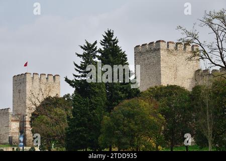 Mauern von Konstantinopel im Stadtteil Fatih in Istanbul, Türkei. Malerische Aussicht auf alte Ruinen, Denkmal des berühmten römischen Byzantinischen Reiches. Bekannt als Theo Stockfoto