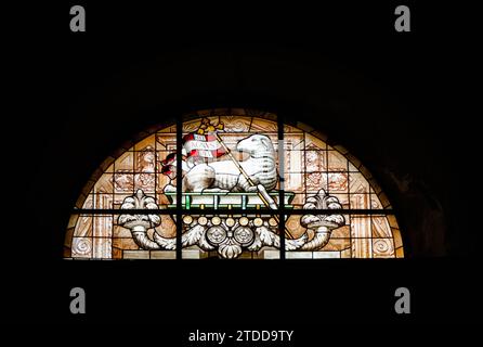 Buntglas, das das Lamm Gottes darstellt, bezieht sich auf das Opfer Jesu, Sant Andrea Kirche Predora Italien. September 2023 Stockfoto