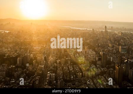 Blick auf die Stadt Taipeh, Taiwan bei Sonnenuntergang. Stockfoto