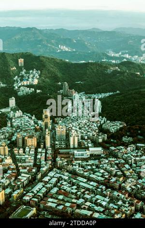 Blick auf die Stadt Taipeh, Taiwan bei Sonnenuntergang. Stockfoto