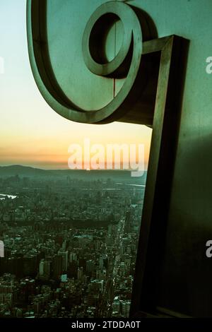 Blick auf die Stadt Taipeh, Taiwan bei Sonnenuntergang. Stockfoto