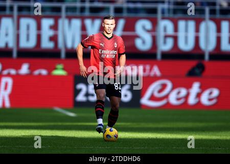 Mailand, Italien. Dezember 2023. Jan-Carlo Simic vom AC Mailand in Aktion während des Fußballspiels der Serie A zwischen AC Mailand und AC Monza am 17. Dezember 2023 im Stadio Giuseppe Meazza in Mailand. Quelle: Marco Canoniero/Alamy Live News Stockfoto