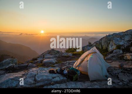 Zelt auf dem Berggipfel, Vancouver, Kanada Stockfoto