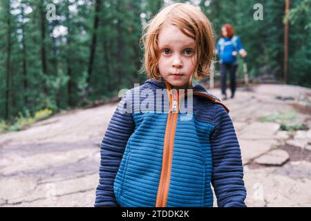 Mutter und Tochter gehen zusammen auf einem Waldweg Stockfoto