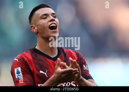 Mailand, Italien. Dezember 2023. Jan-Carlo Simic vom AC Mailand feiert am 17. Dezember 2023 im Stadio Giuseppe Meazza das Fußballspiel der Serie A zwischen AC Mailand und AC Monza. Quelle: Marco Canoniero/Alamy Live News Stockfoto