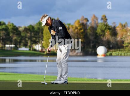 Orlando, Usa. Dezember 2023. Bernhard langer spielt in der letzten Runde der PNC Championship im Ritz-Carlton Golf Club in Orlando, Florida einen Putt auf dem 18. Green. Quelle: SOPA Images Limited/Alamy Live News Stockfoto