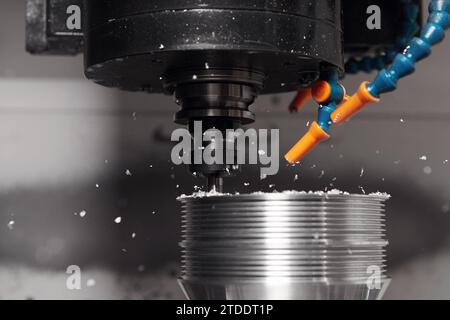 CNC-Fräsmaschine für Metallbearbeitung. Metallschneiden, moderne Verarbeitungstechnologie. Industrielle Hochpräzisionsmetallbearbeitung mit CNC-Vertikalfräser. Stockfoto